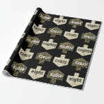 Umschlagpapier "Personalisierte Dreiecke/Gold, Sch Geschenkpapier<br><div class="desc">Personalisierte Dreiecke aus Gold, Schwarz und Weiß. Personalisiertes Chanukah/Hanukkah Wrapping Paper. Lassen Sie uns dieses Hanukkah-Party mit unserer neuesten, personalisierten Geschenkpackung anfangen, um Ihre Chanukah Geschenke zu kleiden:) Löschen Sie Text und/oder fügen Sie Ihren eigenen Text irgendwo auf dem Verpackungspapier. Verwenden Sie Ihren bevorzugten Schriftart Stil, Farbe und Größe. Verwenden...</div>