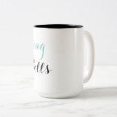 Umschlingen der Pillen, um die Wechsel einzulösen Zweifarbige Tasse (VorderseiteRechts)