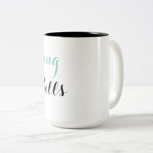 Umschlingen der Pillen, um die Wechsel einzulösen Zweifarbige Tasse (VorderseiteRechts)