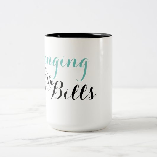 Umschlingen der Pillen, um die Wechsel einzulösen Zweifarbige Tasse (Mittel)