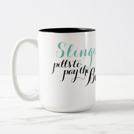 Umschlingen der Pillen, um die Wechsel einzulösen Zweifarbige Tasse (Links)