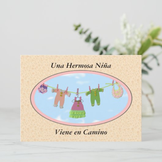 Una Hermosa niña Viene en Camino/Babyparty Einladung (Stehend Vorderseite)