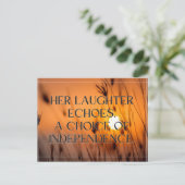 Unabhängiges Frauentag-Design: Ihr Lachen Echoe Postkarte (Stehend Vorderseite)