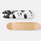 Unamüsiertes Mädchen Skateboard (Horizontal)