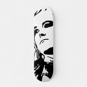 Unamüsiertes Mädchen Skateboard