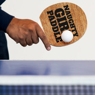UNARTIGES MÄDCHEN SCHLAGEN MIT DEM PADDLE NEUER PI TISCHTENNIS SCHLÄGER