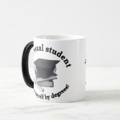 unaufhörliche verwandelnde Tasse des Studenten 2 (Vorderseite Links)