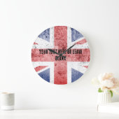 Unbehagliches Design der Union Jack. Text anpassen Große Wanduhr (Zuhause)