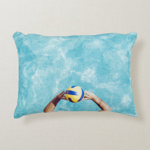 Unbekannte Person spielt Beachvolleyball Dekokissen
