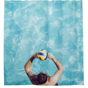 Unbekannte Person spielt Beachvolleyball Duschvorhang