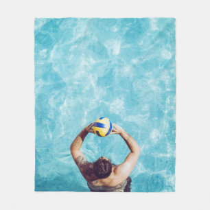 Unbekannte Person spielt Beachvolleyball Fleecedecke