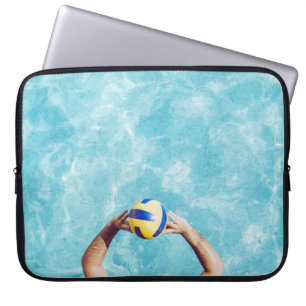 Unbekannte Person spielt Beachvolleyball Laptopschutzhülle