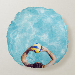 Unbekannte Person spielt Beachvolleyball Rundes Kissen