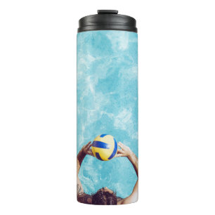 Unbekannte Person spielt Beachvolleyball Thermosbecher