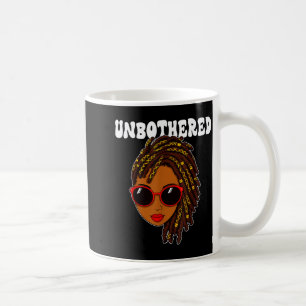 Unbekümmerte Afro-Frau Sonnenbrille afrikanisch am Kaffeetasse
