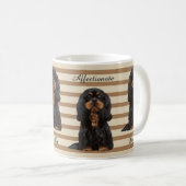 Unbekümmerte Königcharles Spaniel-illustrierte Kaffeetasse (VorderseiteRechts)