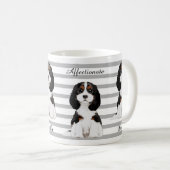 Unbekümmerte Königcharles Spaniel-illustrierte Kaffeetasse (VorderseiteRechts)