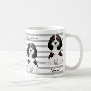 Unbekümmerte Königcharles Spaniel-illustrierte Kaffeetasse