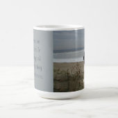 Unbekümmerte Tasse König-Charles Spaniels On Beach (Mittel)