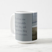 Unbekümmerte Tasse König-Charles Spaniels On Beach (Vorderseite Links)