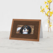 Unbekümmerter Königcharles Spaniel im Herbstlaub Karte (Gelbe Blume)