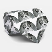 Unbekümmerter Königcharles Spaniel mit dem Knochen Krawatte (Gerollt)