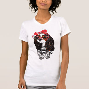 Unbekümmerter Königcharles Spaniel von Paris mit T-Shirt