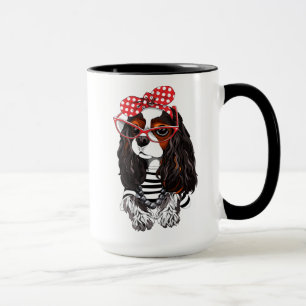 Unbekümmerter Königcharles Spaniel von Paris mit Tasse