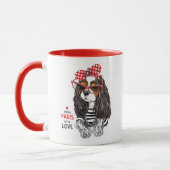 Unbekümmerter Königcharles Spaniel von Paris mit Tasse (Links)