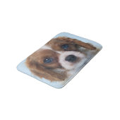 Unbekümmerter Königcharles Spaniel-Welpe Badematte (Schrägansicht)