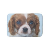 Unbekümmerter Königcharles Spaniel-Welpe Badematte (Vorderseite)