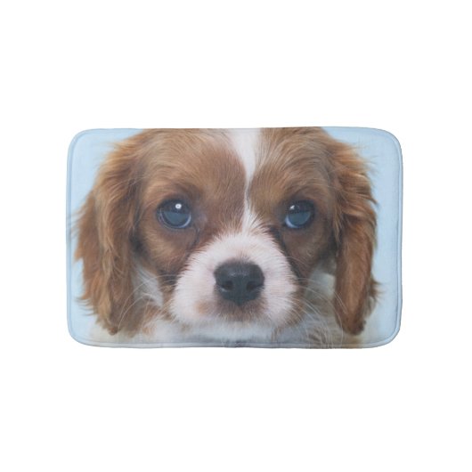 Unbekümmerter Königcharles Spaniel-Welpe Badematte (Vorderseite)