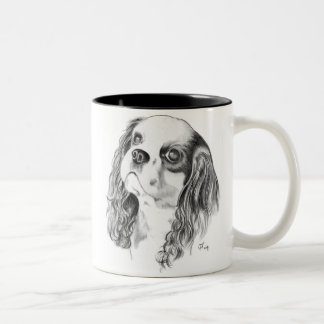 Unbekümmerter Königcharles Spaniel Zweifarbige Tasse