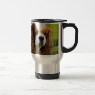 Unbekümmertes Königcharles Spaniel-Porträt Reisebecher