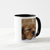 Unbekümmertes Königcharles Spaniel-Welpenschlafen Tasse (VorderseiteRechts)
