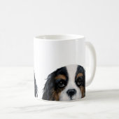 Unbekümmertes Königcharles Spanieltri gefärbt Kaffeetasse (VorderseiteRechts)