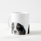 Unbekümmertes Königcharles Spanieltri gefärbt Kaffeetasse (Vorderseite Links)