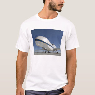 Unbemannte Flugzeuge 2 des globalen Falken T-Shirt