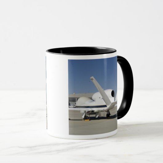 Unbemanntes Flugzeug von Global Hawk Tasse (VorderseiteRechts)