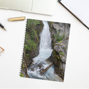Unberührtes Wasserfall-Landschaftsfoto Notizblock