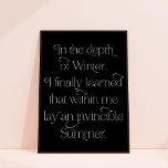 Unbesiegbare Sommer Inspiration Kunst drucken Poster<br><div class="desc">Dieser Kunstdruck zeichnet sich durch elegante Typografie in Weiß auf einem schwarzen Hintergrund aus. Das Plakat lautet: "In der Tiefe des Winters habe ich endlich gelernt, dass in mir ein unbesiegbarer Sommer". Es erinnert uns daran, dass es immer Hoffnung gibt und dass wir harte Dinge tun können. Durchsuchen Sie das...</div>