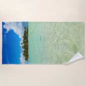 Unbewohnte Insel in einer tropischen blauen Lagune Strandtuch (Vorderseite)