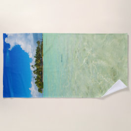 Unbewohnte Insel in einer tropischen blauen Lagune Strandtuch