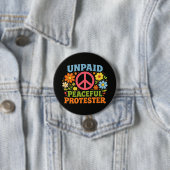 Unbezahlter friedlicher Protestierender Retro-Frie Button (Beispiel)