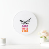 Uncharted Time Große Wanduhr (Zuhause)