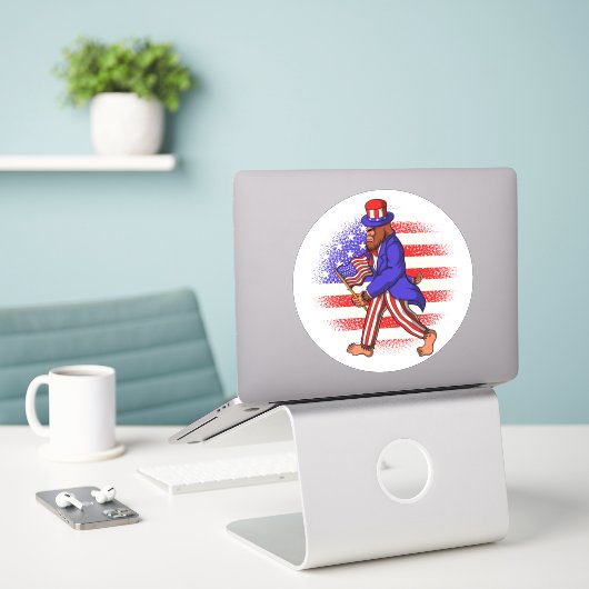 Uncle Sam Patriotic Flag Bearing Bigfoot 4. Juli Aufkleber (Laptop auf Schreibtisch)