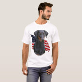 Uncropped natürliches Ohr Dobermannpinscher mit T-Shirt (Vorne ganz)