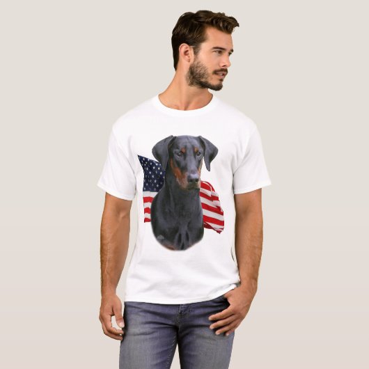 Uncropped natürliches Ohr Dobermannpinscher mit T-Shirt (Vorne ganz)