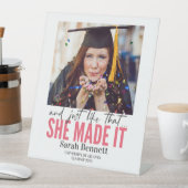 Und genau so machte sie die Abschlussfeier Sockelschild (In Situ)