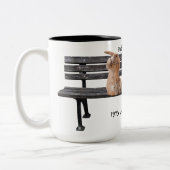 Und genau wie dieses Kaninchen auf einer Bank-Tass Zweifarbige Tasse (Links)